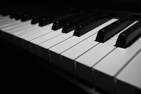 黑白钢琴琴键局部特写摄影图片